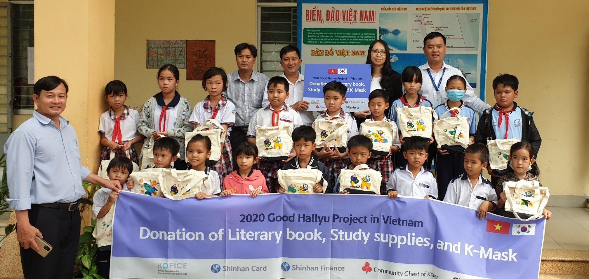 Ms. Le Que Huong - Representative of Shinhan Finance’s SMT delivered school giftsets to students of Thanh Loi Primary & Secondary School on January 22th, 2021
