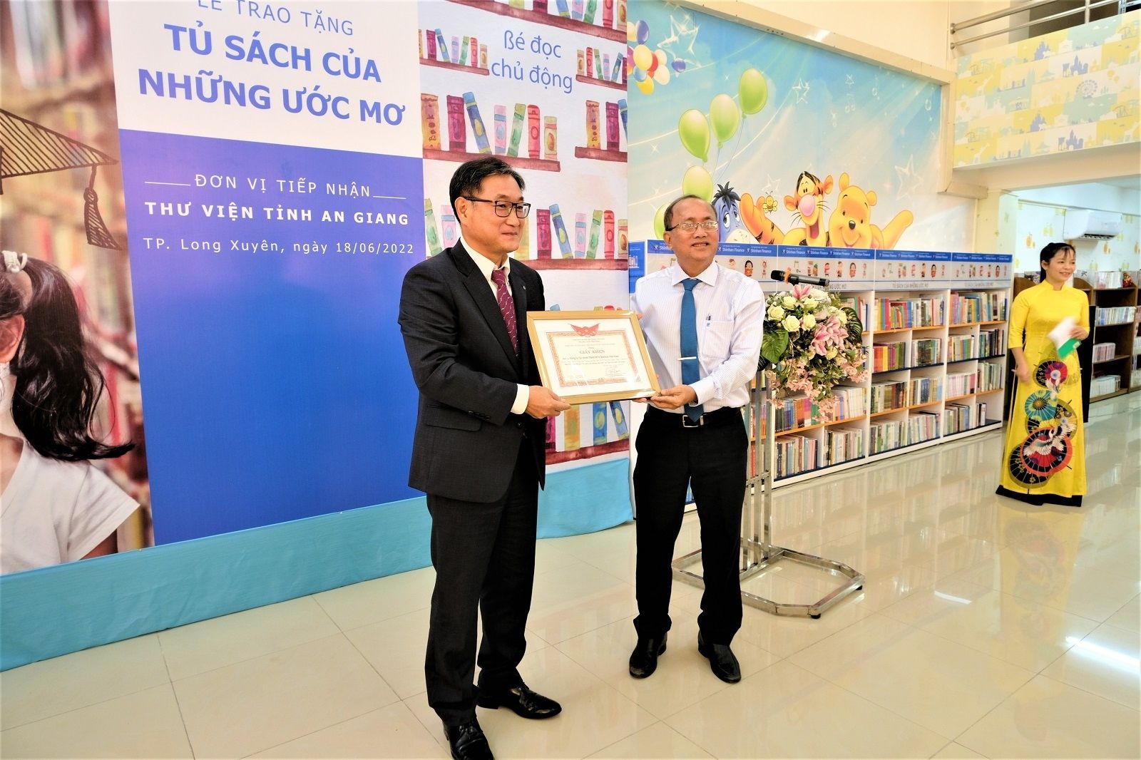 Shinhan Finance trao tặng “Tủ sách của những ước mơ” cho Thư viện tỉnh An Giang