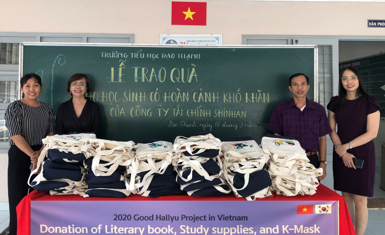 Representatives of Shinhan Finance’s SMT, Ms. Nguyen Thi Bich Van - Principal of Dao Thanh Primary School & Mr. Vo Nam Phuoc - Director of Tien Giang Province Library delivered school giftsets to students of Dao Thanh Primary School on March 17th,2021 (The first & the third person from left to right)